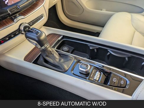 Used 2021 Volvo XC60 T5 Momentum image 16