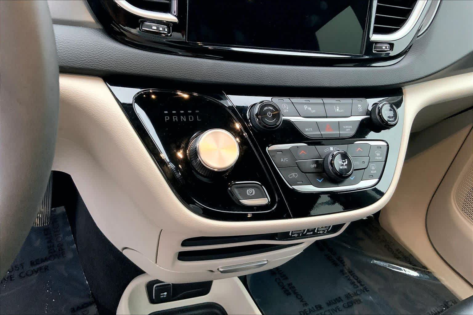 Used 2024 Chrysler Pacifica Touring-L FWD image 13