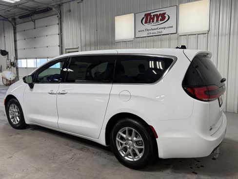 New 2026 Chrysler Pacifica Select image 13