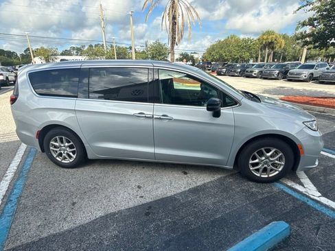 Used 2024 Chrysler Pacifica Touring-L FWD image 7