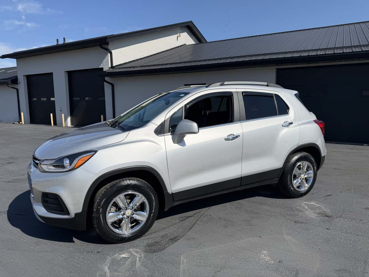 Used 2019 Chevrolet Trax LT w/ LT Convenience Package AWD/4WD image 2