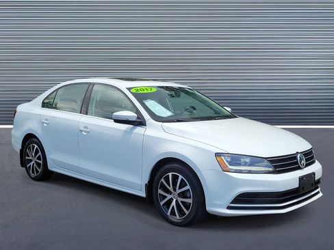 Used 2017 Volkswagen Jetta SE FWD image 2