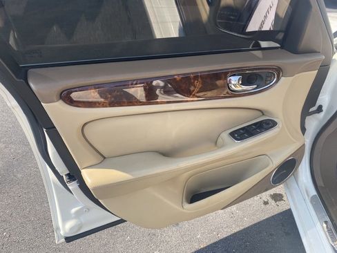 Used 2008 Jaguar XJ8 image 19