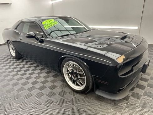 Used 2016 Dodge Challenger SRT Hellcat RWD image 3