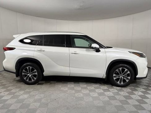 Used 2021 Toyota Highlander XLE AWD/4WD image 5