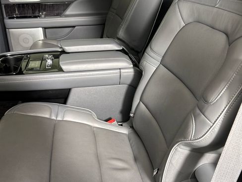 Used 2019 Lincoln Navigator Reserve image 16