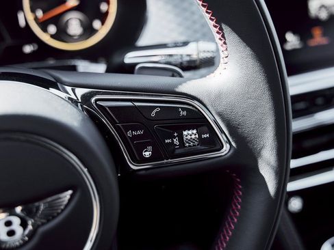 Used 2023 Bentley Flying Spur V8 image 63