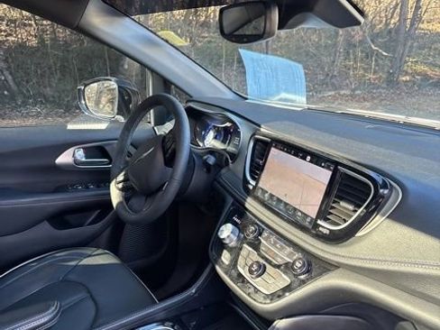 Used 2024 Chrysler Pacifica Limited w/ S Appearance Package image 22