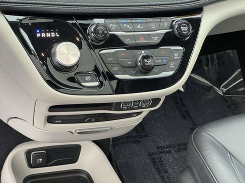 Used 2022 Chrysler Pacifica Touring-L w/ Uconnect Theater Family Group AWD/4WD image 4