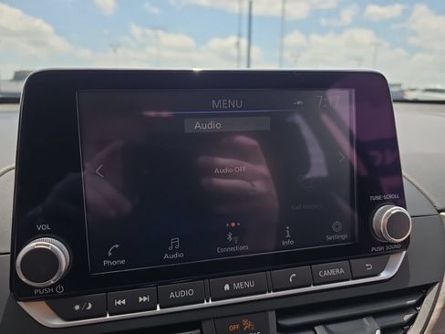 Used 2025 Nissan Altima 2.5 SV FWD image 15