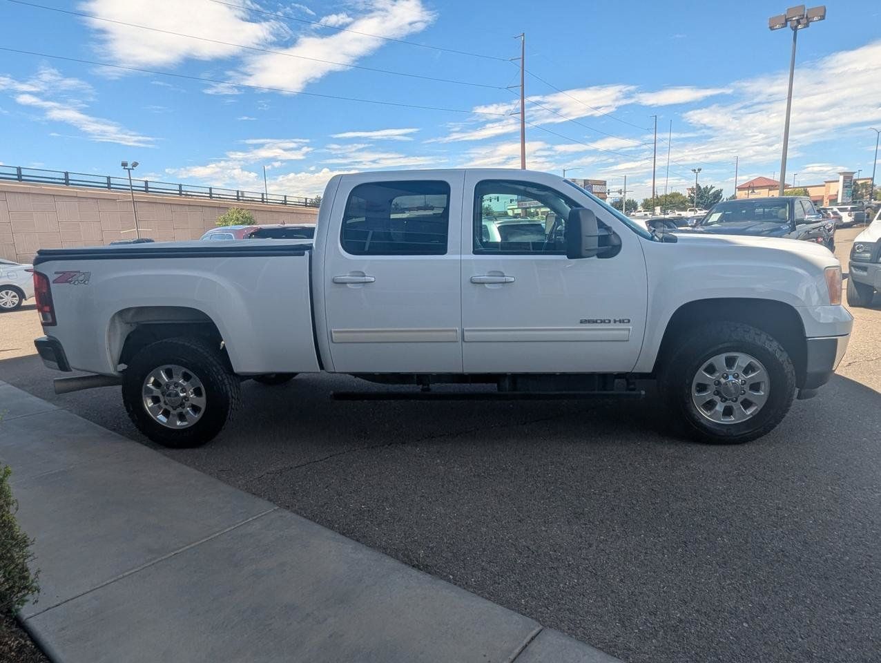 Used 2014 GMC Sierra 2500 SLT w/ Suspension Package, Off-Road AWD/4WD image 6