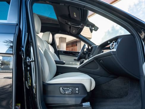 Used 2023 Bentley Bentayga Extended Wheelbase image 57