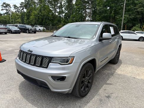 Used 2020 Jeep Grand Cherokee Altitude AWD/4WD image 4