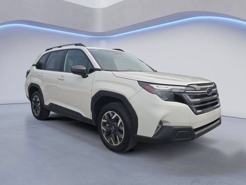 Used 2025 Subaru Forester Premium AWD/4WD image 8