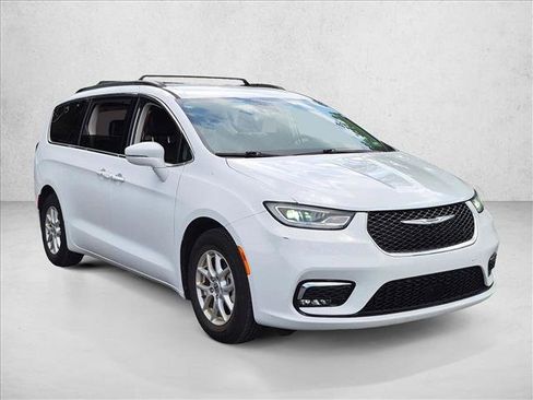 Used 2022 Chrysler Pacifica Touring-L FWD image 3