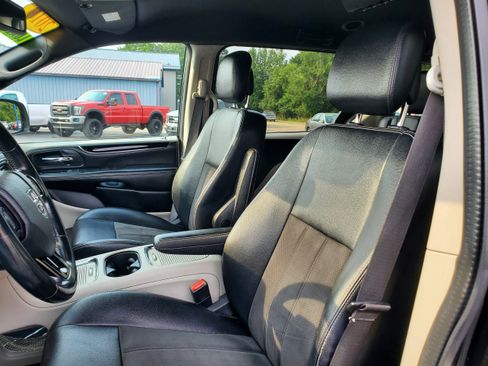 Used 2019 Dodge Grand Caravan SXT FWD image 11