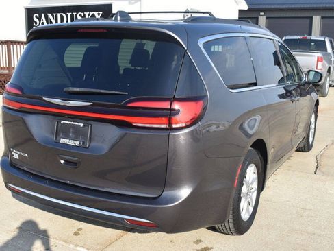 Used 2022 Chrysler Pacifica Touring-L FWD image 3