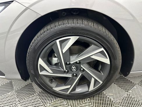 Used 2025 Hyundai Elantra SEL FWD image 11
