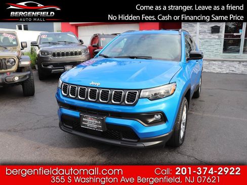 Used 2024 Jeep Compass Latitude AWD/4WD image 1