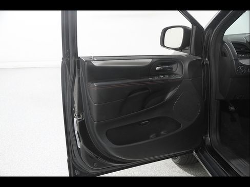 Used 2019 Dodge Grand Caravan GT FWD image 4