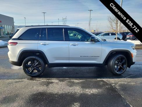 Used 2025 Jeep Grand Cherokee Limited w/ Luxury Tech Group II AWD/4WD image 9