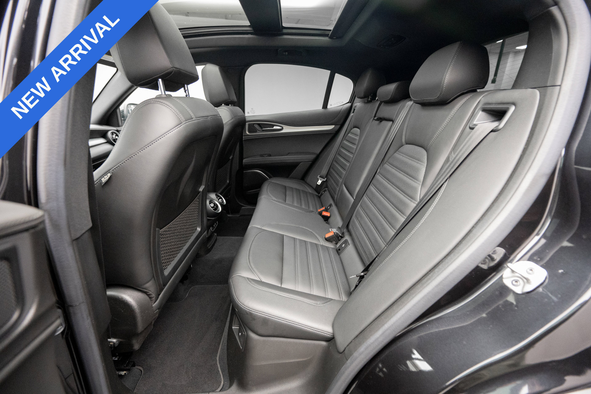 Used 2023 Alfa Romeo Stelvio Veloce AWD/4WD image 16