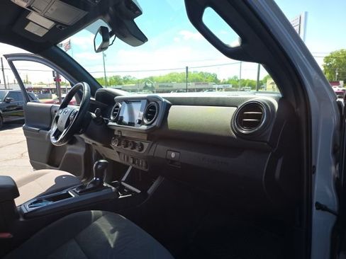 Used 2018 Toyota Tacoma TRD Sport AWD/4WD image 44