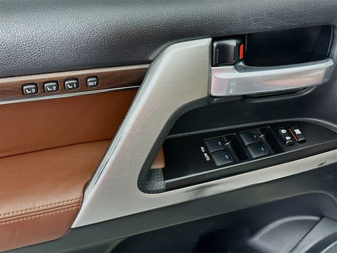 Certified 2017 Toyota Land Cruiser Base image 18