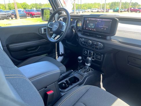 Used 2025 Jeep Wrangler Sahara image 15