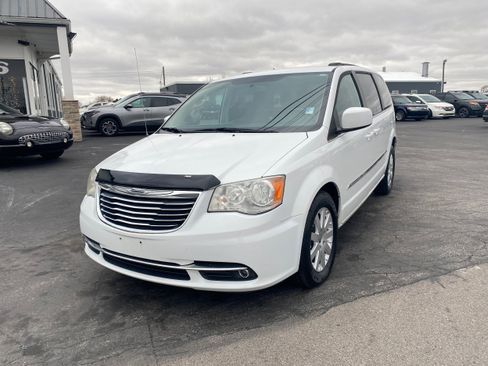 Used 2014 Chrysler Town & Country Touring image 1