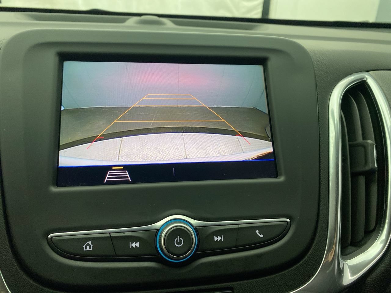 Used 2020 Chevrolet Equinox LT w/ Driver Convenience Package FWD image 18
