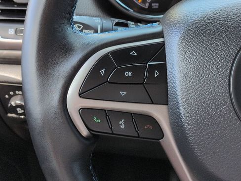 Used 2019 Jeep Grand Cherokee Laredo AWD/4WD image 24