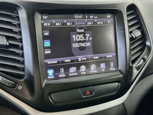 Used 2018 Jeep Cherokee Latitude Plus w/ Comfort/Convenience Group AWD/4WD image 17