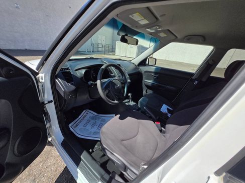 Used 2013 Kia Soul FWD image 21