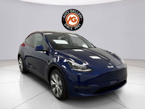 Used 2023 Tesla Model Y Long Range AWD/4WD image 1