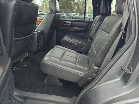 Used 2012 Lincoln Navigator image 21