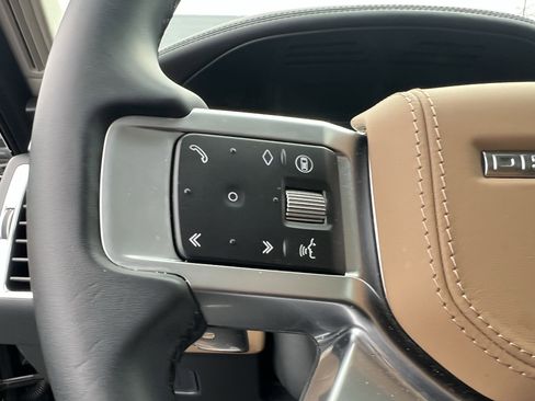 Used 2025 Land Rover Discovery Metropolitan Edition image 21