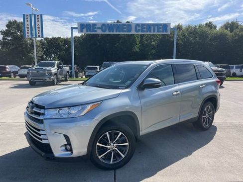 Used 2019 Toyota Highlander XLE FWD image 2