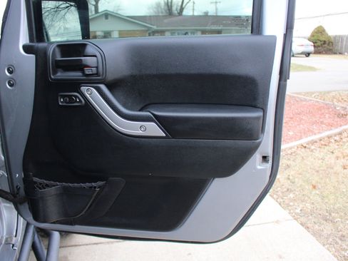 Used 2016 Jeep Wrangler Unlimited Rubicon w/ Connectivity Group image 33