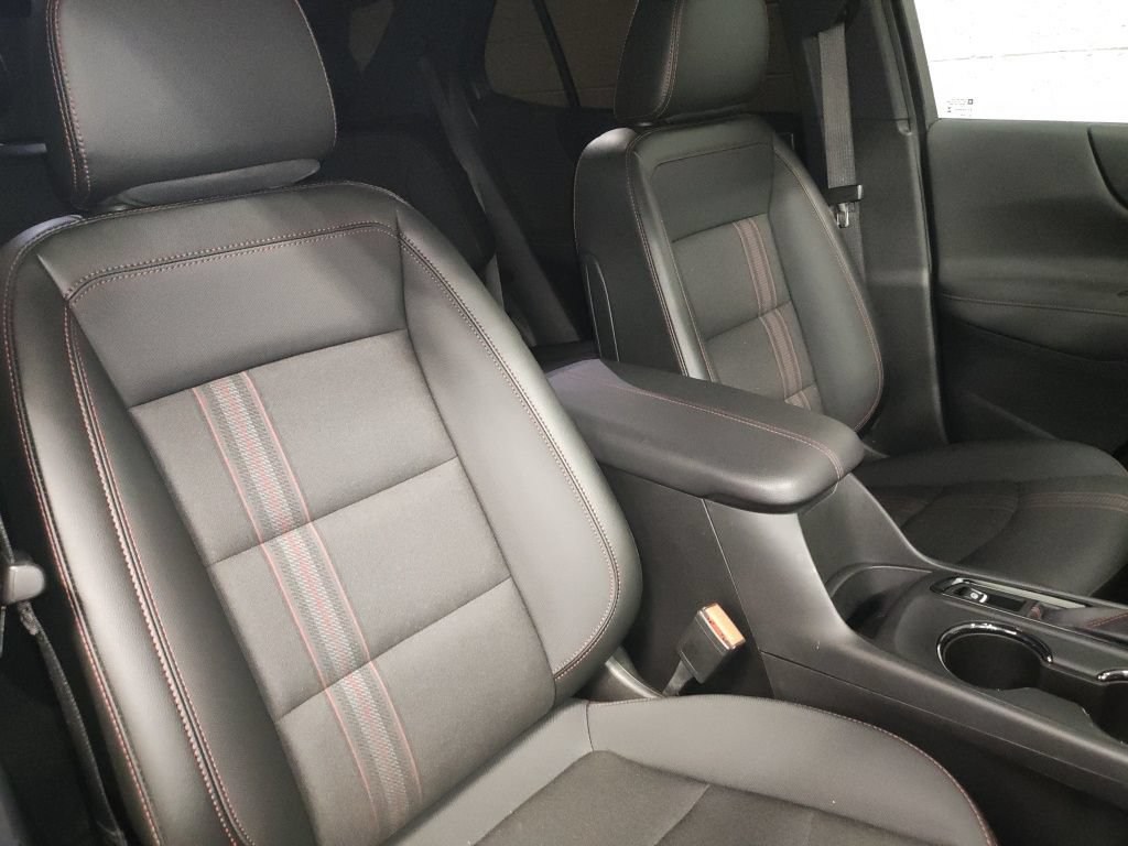 Used 2023 Chevrolet Equinox RS w/ LPO, Floor Liner Package FWD image 9