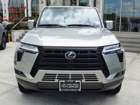 Used 2024 Lexus GX 550 AWD/4WD image 2