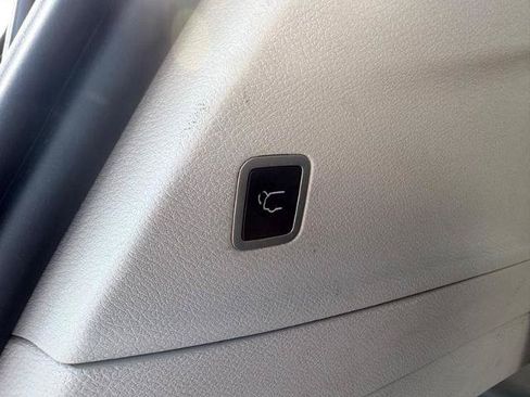 Used 2023 Chrysler Pacifica Touring-L FWD image 8