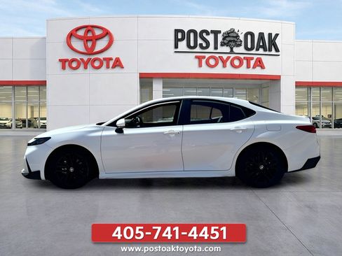 Used 2025 Toyota Camry SE FWD image 3
