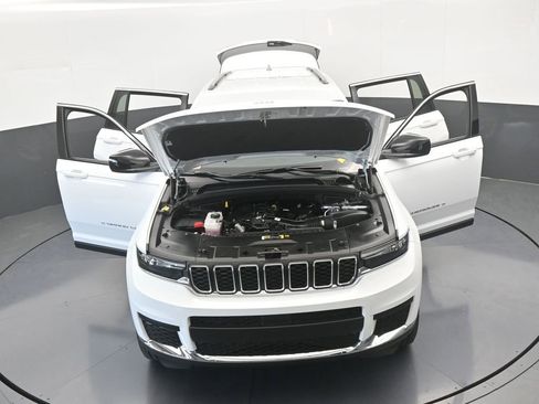 Used 2024 Jeep Grand Cherokee L Laredo image 68