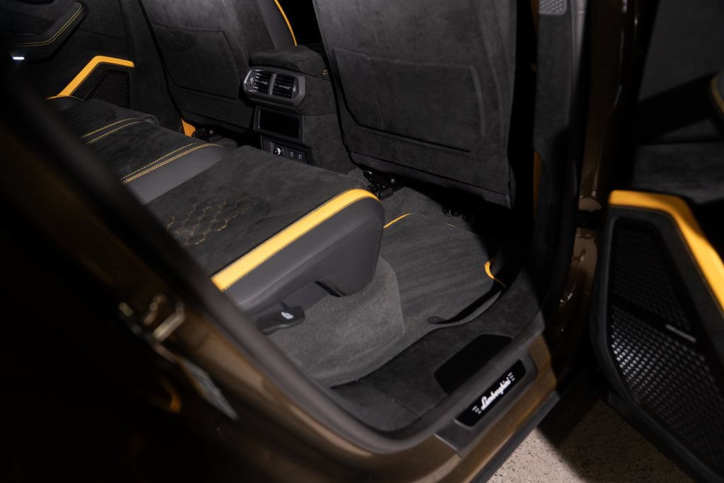 Used 2024 Lamborghini Urus Performante AWD/4WD image 32