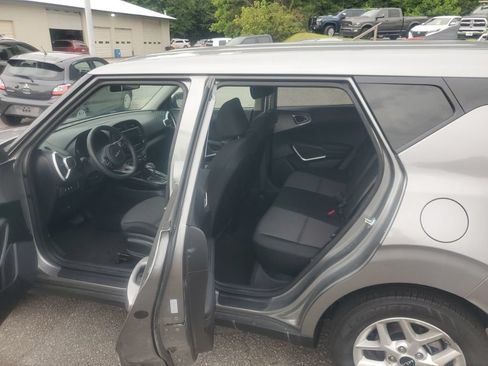 Used 2025 Kia Soul LX w/ LX Technology Package FWD image 9