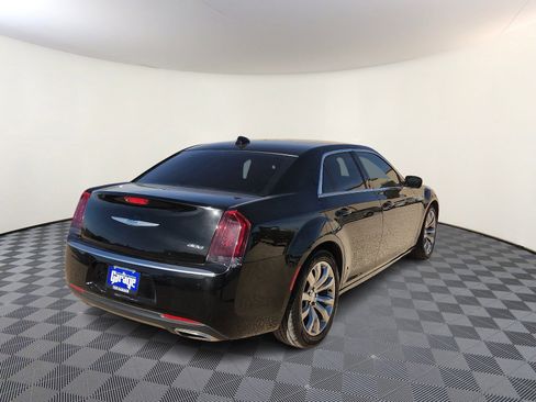 Used 2018 Chrysler 300 Touring w/ Chrome Appearance Package image 4