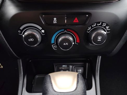 Used 2015 Jeep Cherokee Sport w/ Sport Appearance Group image 4