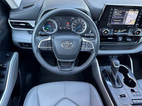 Used 2022 Toyota Highlander XLE AWD/4WD image 31