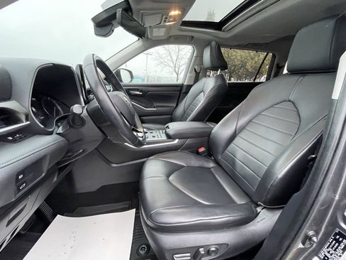 Used 2021 Toyota Highlander XLE image 30